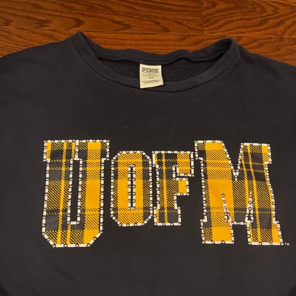 PINK Michigan U of M Long Sleeve Beaded Pattern Shirt Size Medium - Picture 3 of 7